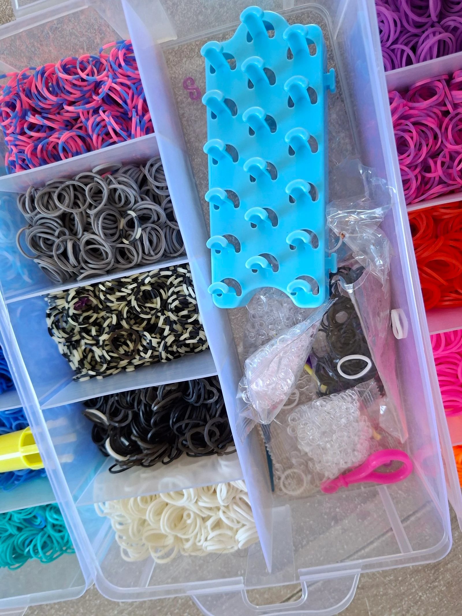 Kit Loom Bands XXL + 3 cajas de almacenamiento + oficios + accesorios + elásticos multicolores – photo 5